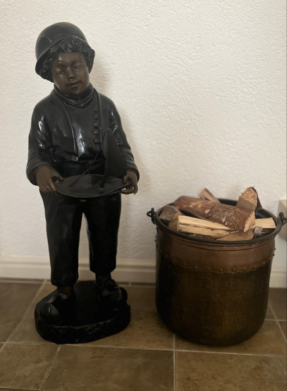 Volledig bronzen beeld van jongen met bootje, 84 cm hoog, Ophalen, 50 - 100 cm, Brons, Gemerkt