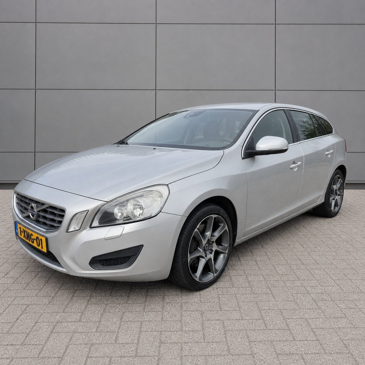 Volvo V60 2.0 T5 240 PK Momentum Leer/Stoelverw/Clima/Navi, Voorwielaandrijving, Euro 5, Zwart, 4 cilinders