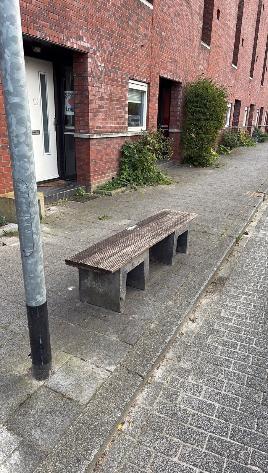 Gratis mooie buiten bank, Ophalen, Zo goed als nieuw, Beton, Terrastegels