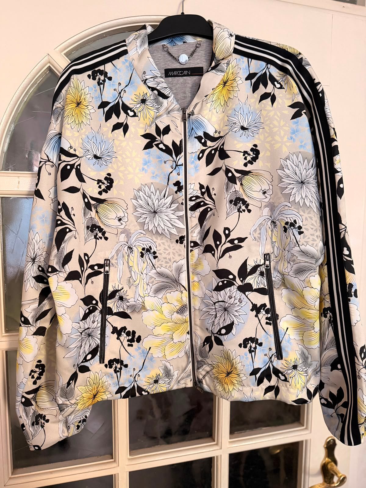 Bloemig jasje van Marc Cain, maat M, wit met grijze voering, Kleding | Dames, Ophalen of Verzenden, Zo goed als nieuw, Maat 38/40 (M)