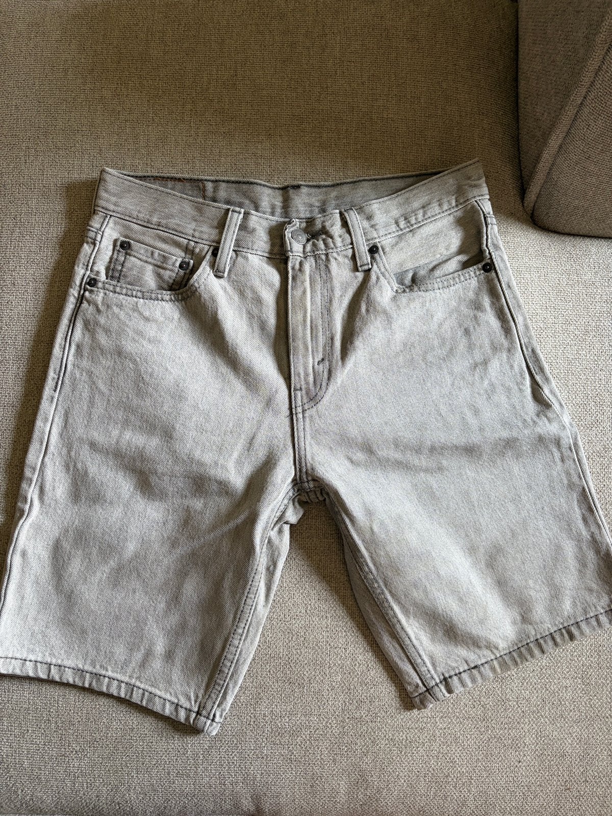 Levi’s korte licht grijze spijkerbroek. Heren. Maat 30, Verzenden, Zo goed als nieuw, Grijs, W32 (confectie 46) of kleiner