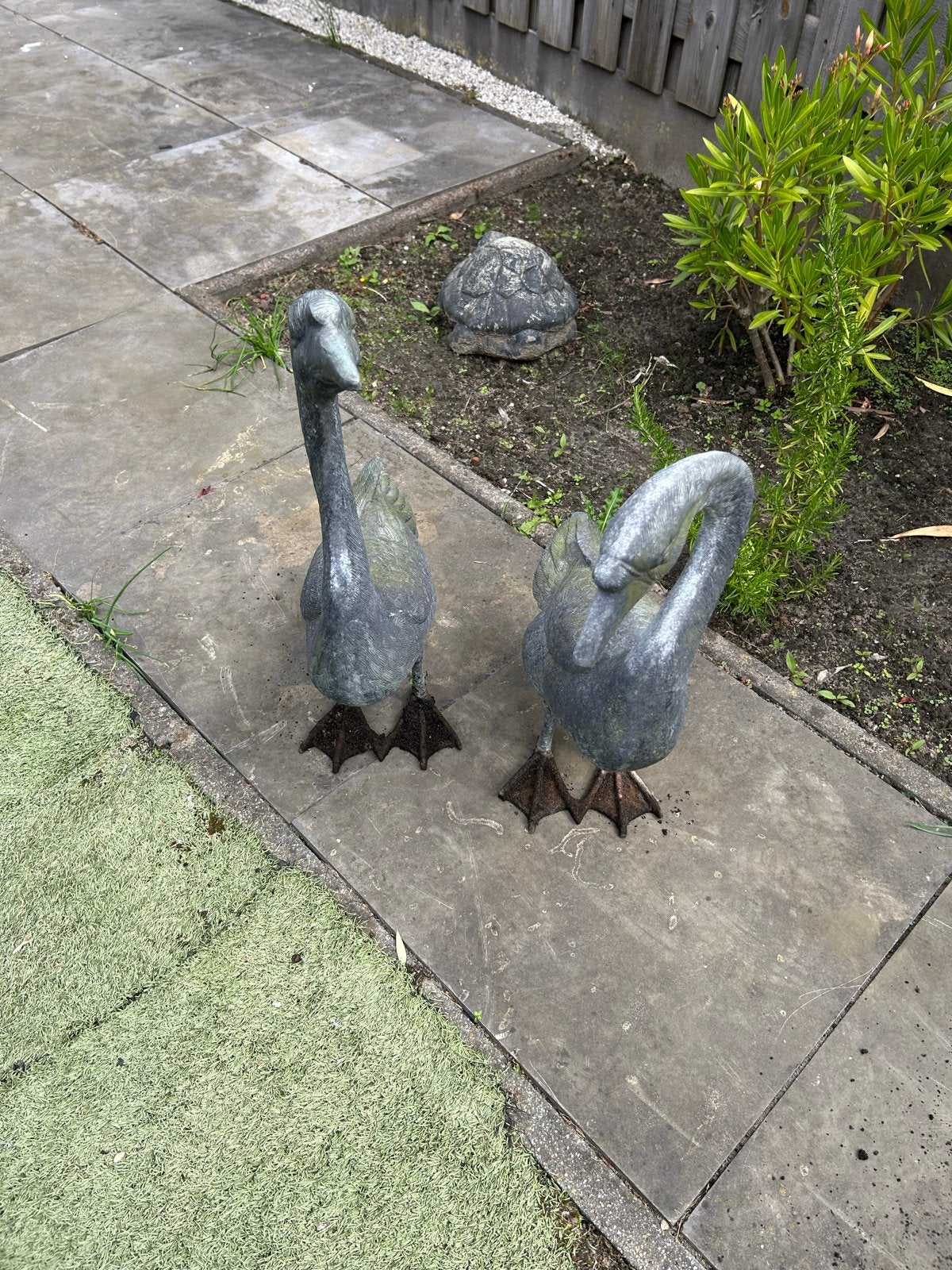 Twee prachtige ganzen beelden voor in de tuin 06-18354183, Ophalen of Verzenden, Gebruikt, Overige materialen, Dierenbeeld