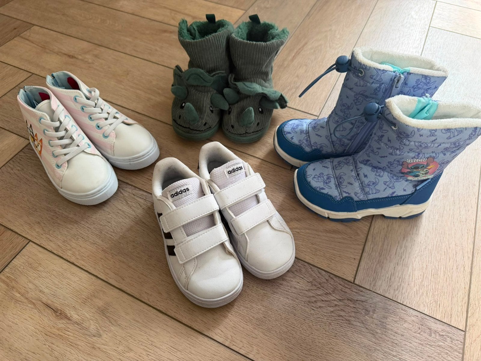 Kinderschoenen en sloffen maat 25 (Stitch, Bluey, Adid, Ophalen, Gebruikt, Meisje, Adidas, Bluey, Stitch