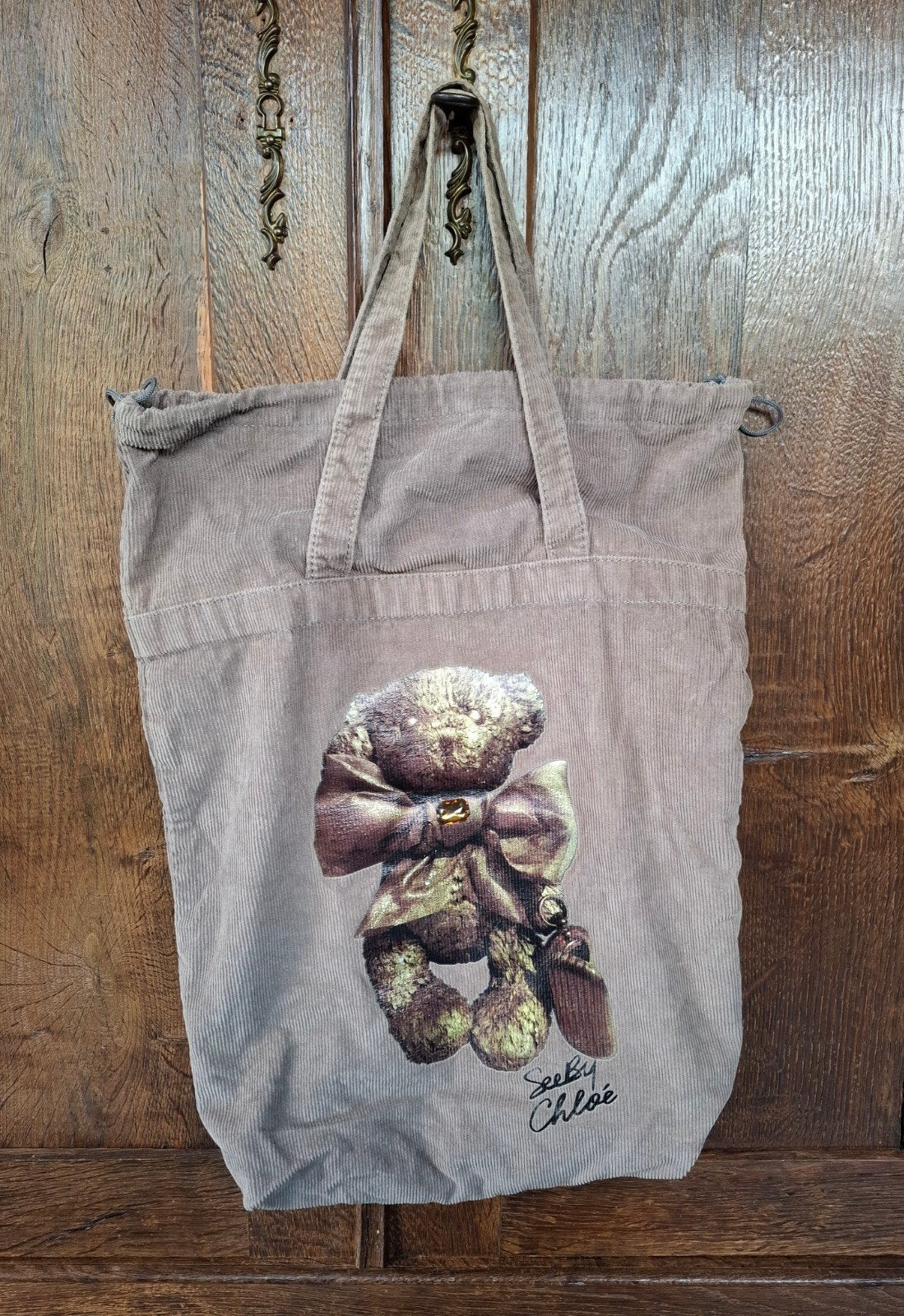Taupe kleurige rib stoffen tas met beer🧸 van See by Chloé., Sieraden, Tassen en Uiterlijk, Ophalen of Verzenden, Beige, Shopper