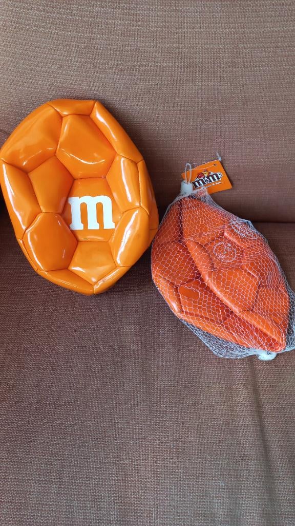 2 oranje peanutballs van M&M's, Verzamelen, Sportartikelen en Voetbal, Ophalen of Verzenden, Nieuw, Overige binnenlandse clubs