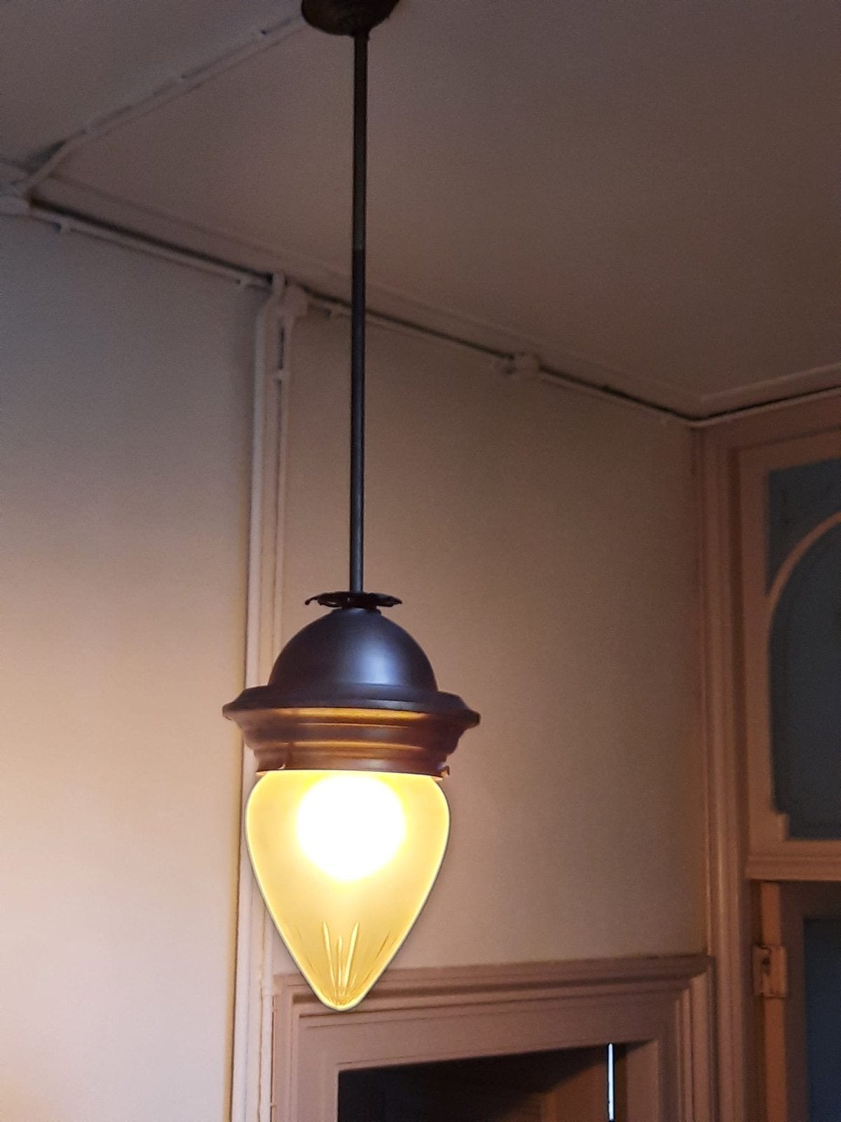 Vintage hanglamp met opaalglas en messing details, Antiek en Kunst, Antiek | Lampen, Ophalen