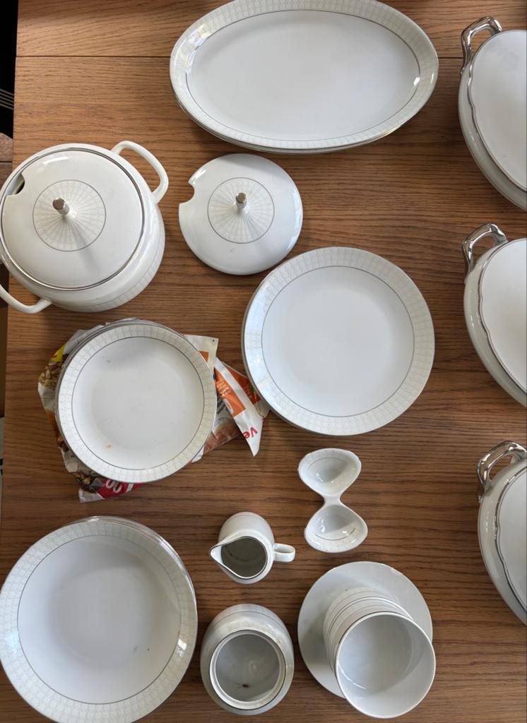 Wit porseleinen servies met zilveren rand, Ophalen, Zo goed als nieuw, Effen, Porselein