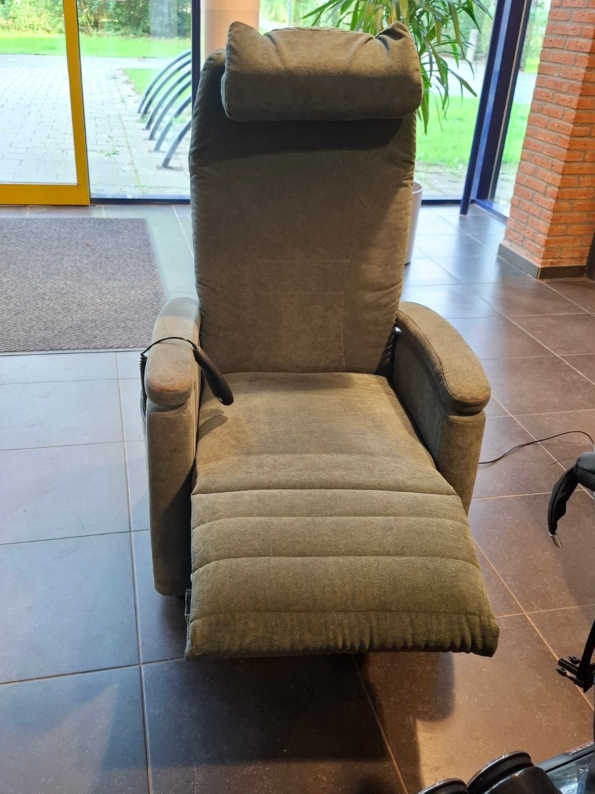 Comfortabele groene relaxfauteuil met elektrische bediening, Huis en Inrichting, Ophalen, Gebruikt, 100 tot 125 cm, 75 tot 100 cm