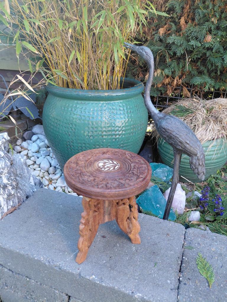 Decoratief houten bijzettafeltje, handgesneden, India, Minder dan 45 cm, Minder dan 55 cm, Gebruikt, Ophalen of Verzenden