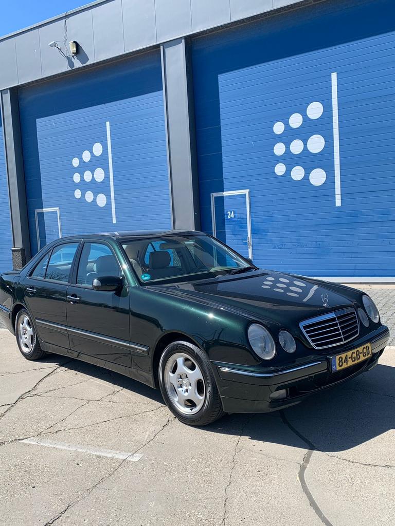 Mercedes-Benz E-Klasse 3.2 E320 Sedan Classic AUT 2000 Groen, Auto's, Mercedes-Benz, Automaat, Achterwielaandrijving, Beige, Particulier