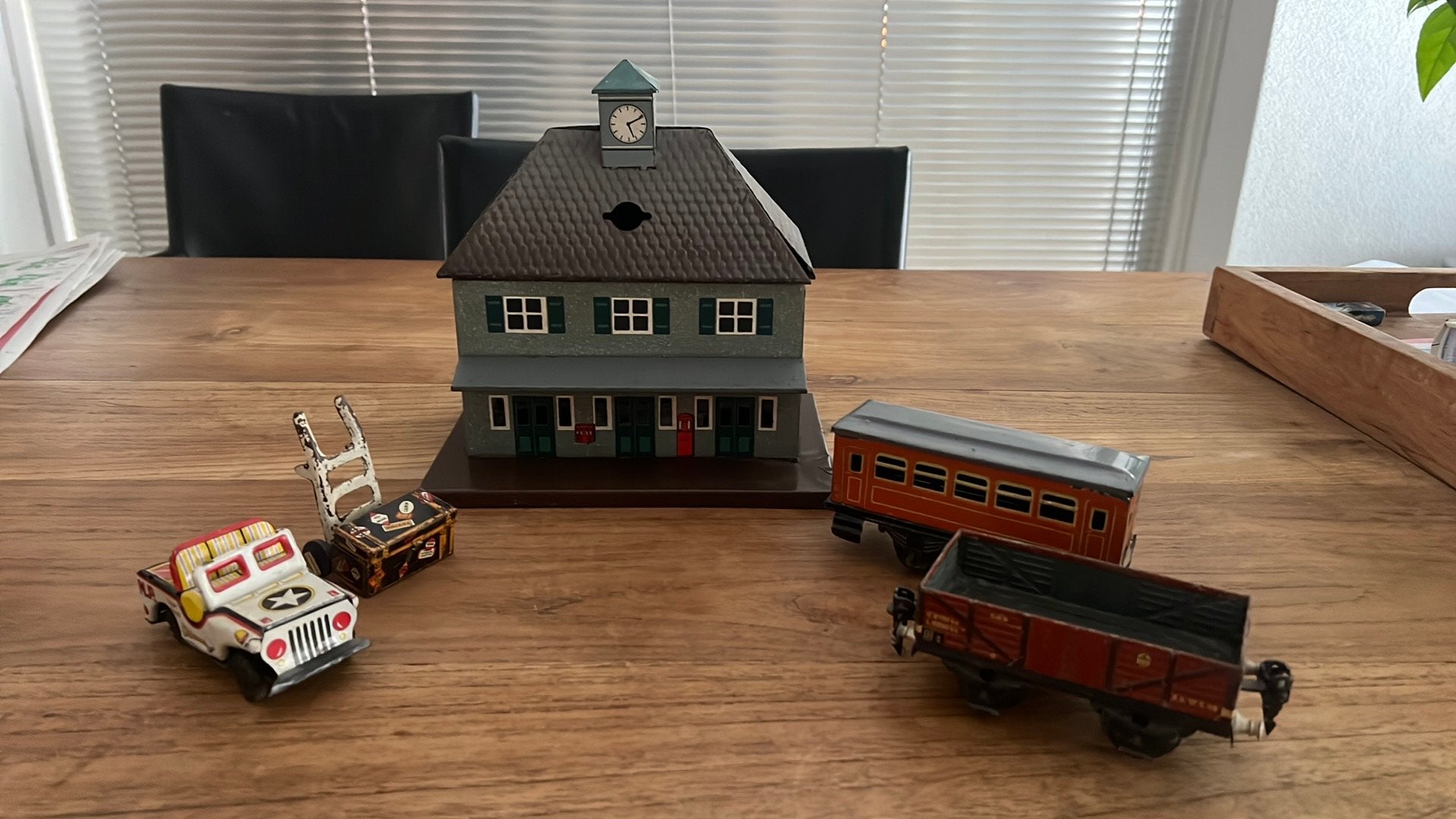 Blikken speelgoed treinstation met toebehoren, Ophalen of Verzenden