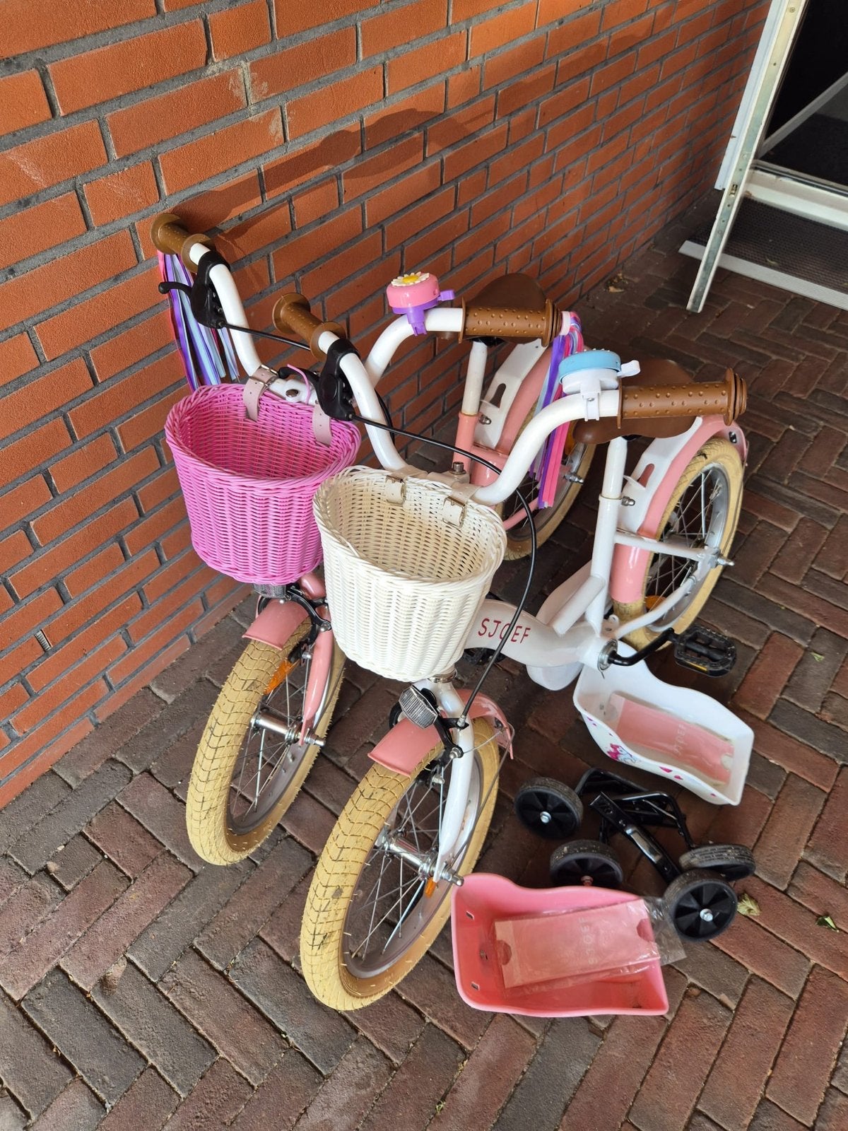 Twee 12-inch kinderfietsen met zijwieltjes en mandje, Ophalen, Zijwieltjes, Gebruikt, Velgrem