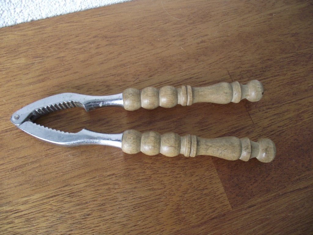 vintage RVS notenkraker handmade houten handvatten 19 cm, Antiek en Kunst, Antiek | Bestek, Ophalen of Verzenden