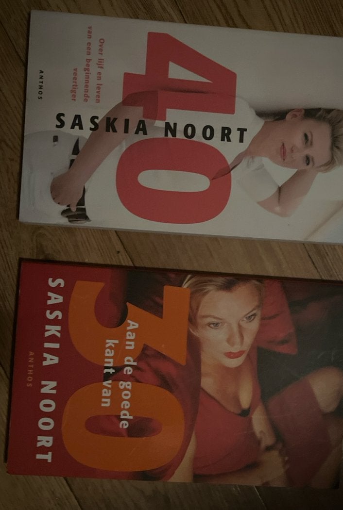 Saskia Noort Boeken: 40 en Aan de goede kant van 50, Ophalen of Verzenden, Gelezen, Nederland