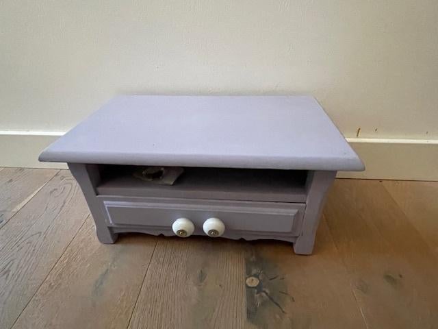 Klein laag houten kastje Paars lila. Knoppen van porselein., Kinderen en Baby's, Kinderkamer | Commodes en Kasten, Gebruikt, Minder dan 50 cm