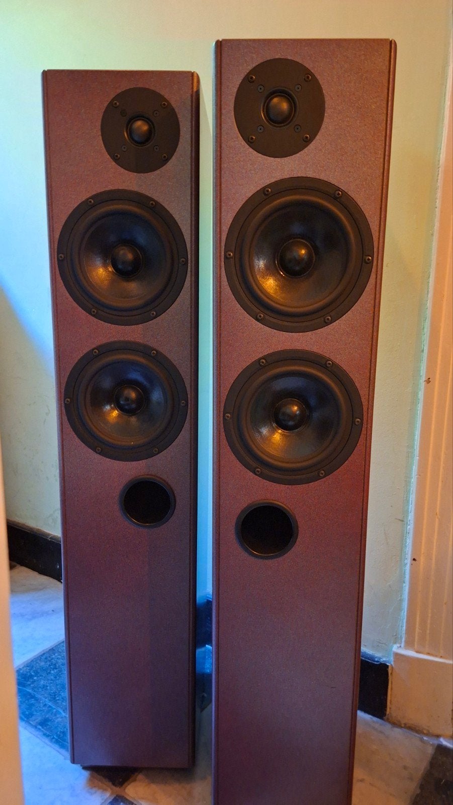Vifa Premium 33 vloerstaande 2,5-weg met scan speak tweeters, Zo goed als nieuw, 120 watt of meer, Front, Rear of Stereo speakers
