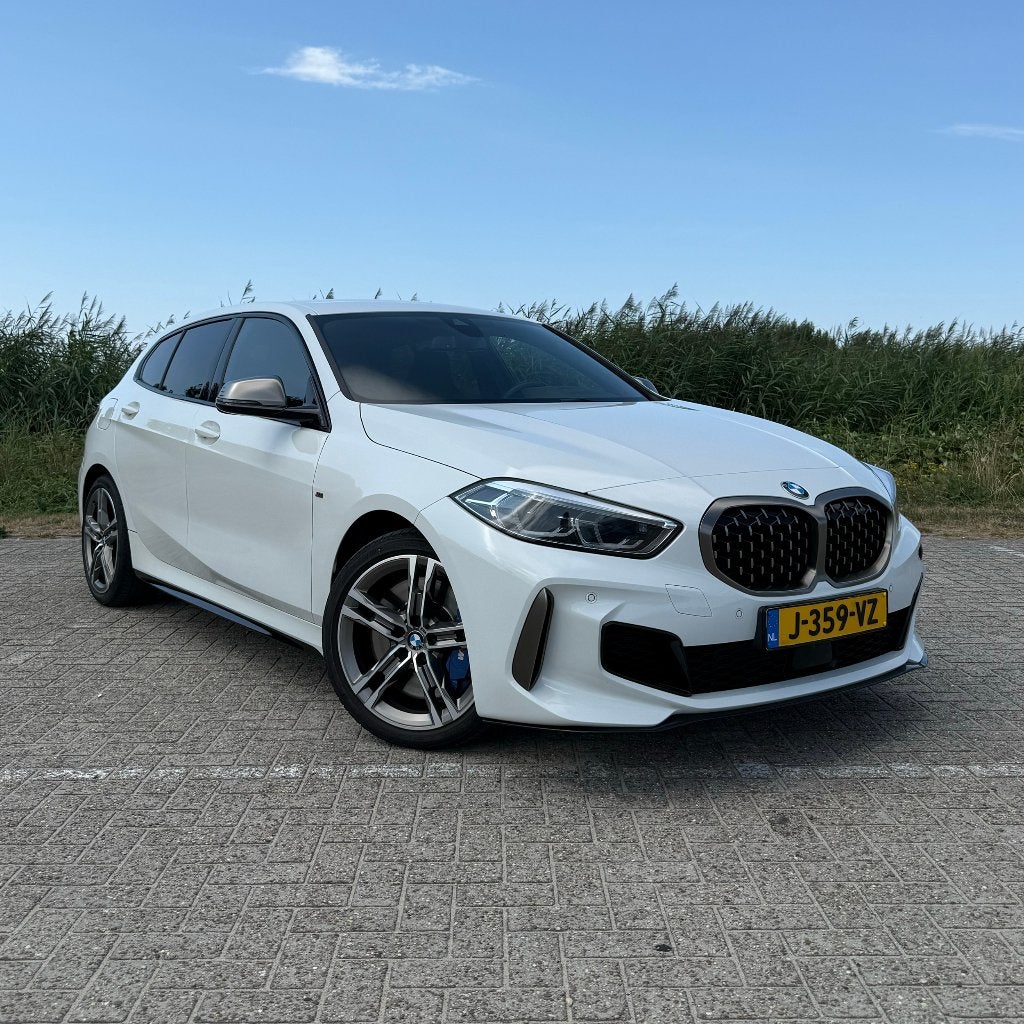 BMW M135i xDrive 306pk M-pakket | HUD | Sportst | Aut | 2019, 1998 cc, Stof, Zwart, 4 cilinders
