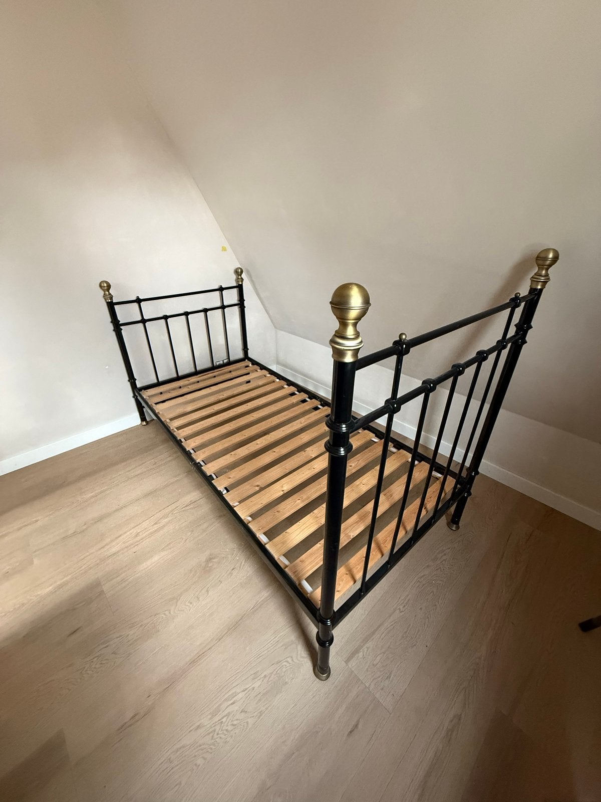 Zwart metalen bedframe met messing details, 90x200 cm, Huis en Inrichting, Slaapkamer | Bedden, Ophalen, Gebruikt, 90 cm, Eenpersoons