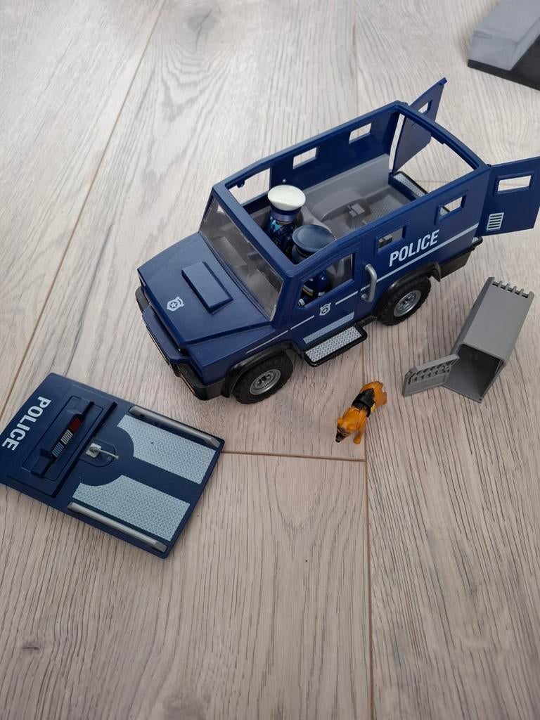 Playmobil politiebus met hond en agenten, Ophalen