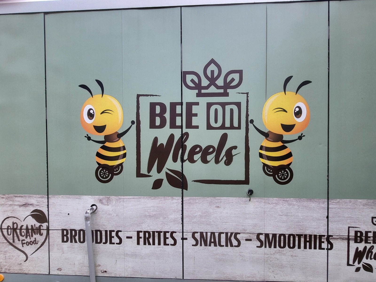 Foodtruck 'Bee on Wheels' met complete horeca-uitrusting, Ophalen, Gebruikt, Fornuis, Frituur en Grillen