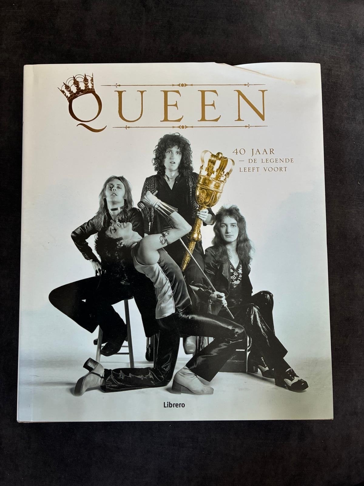Queen: 40 Jaar - De Legende Leeft Voort (Boek), Ophalen of Verzenden, Zo goed als nieuw, Artiest