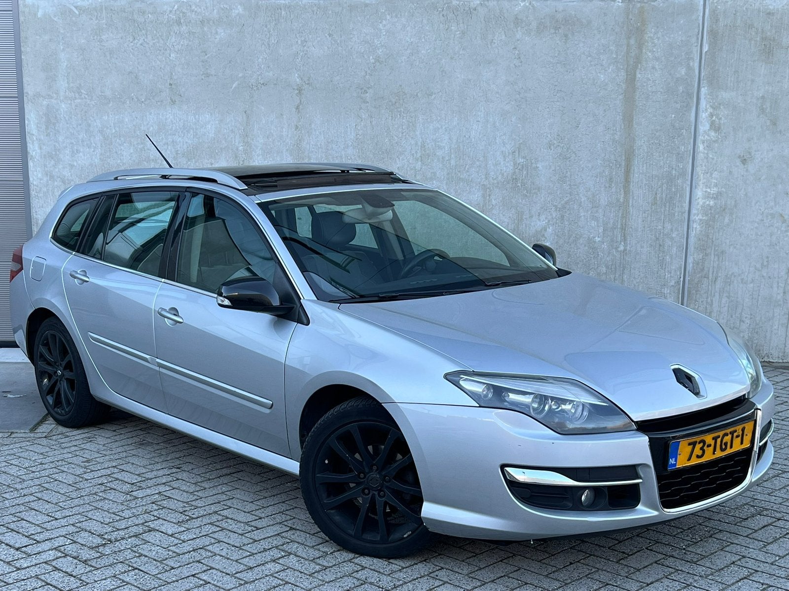 Luxe Grijze Renault Laguna 1.5 dCi 110PK/PanoramaDak/NweAPK!, Voorwielaandrijving, 1295 kg, Leder en Stof, Origineel Nederlands