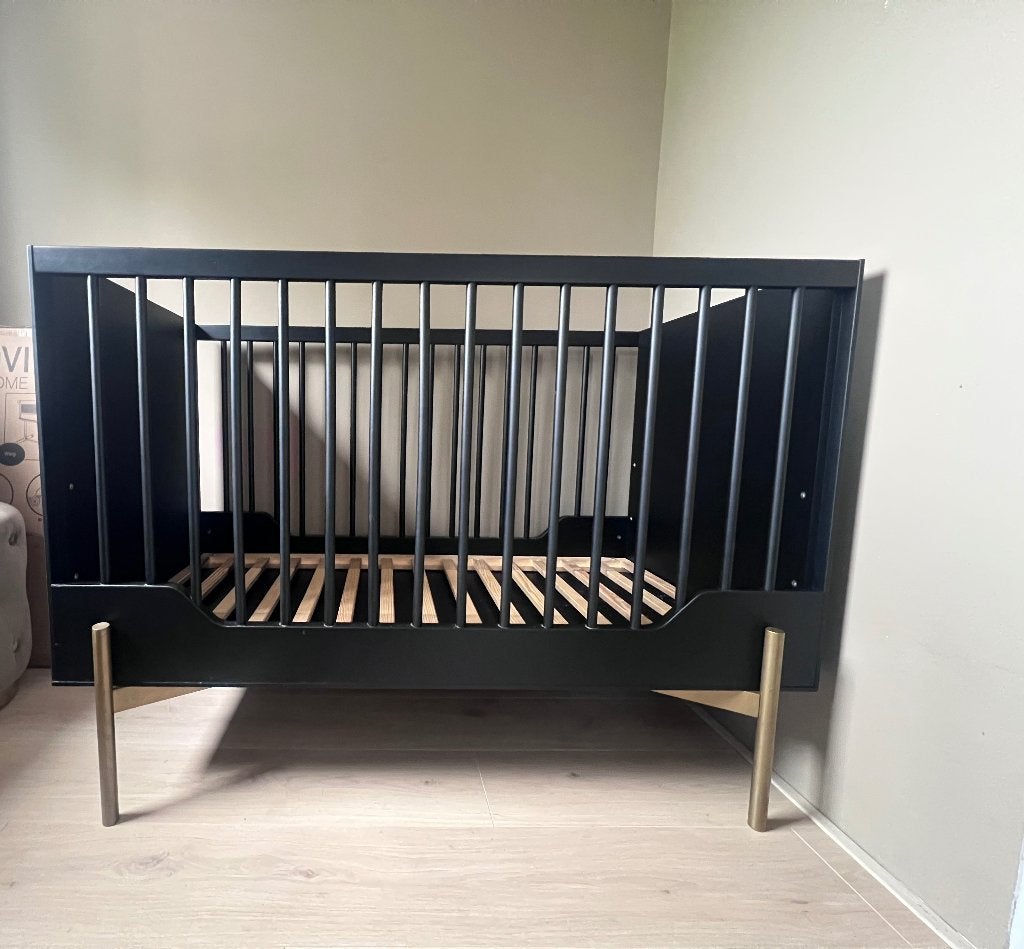 Kidsmill ledikant/babybed Boutique Zwart/Brass 60/120 cm, Ophalen, Zo goed als nieuw, Ledikant