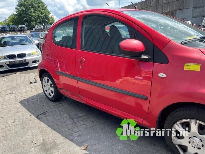 Portier 4Deurs rechts-voor van een Peugeot 107 (KJH)