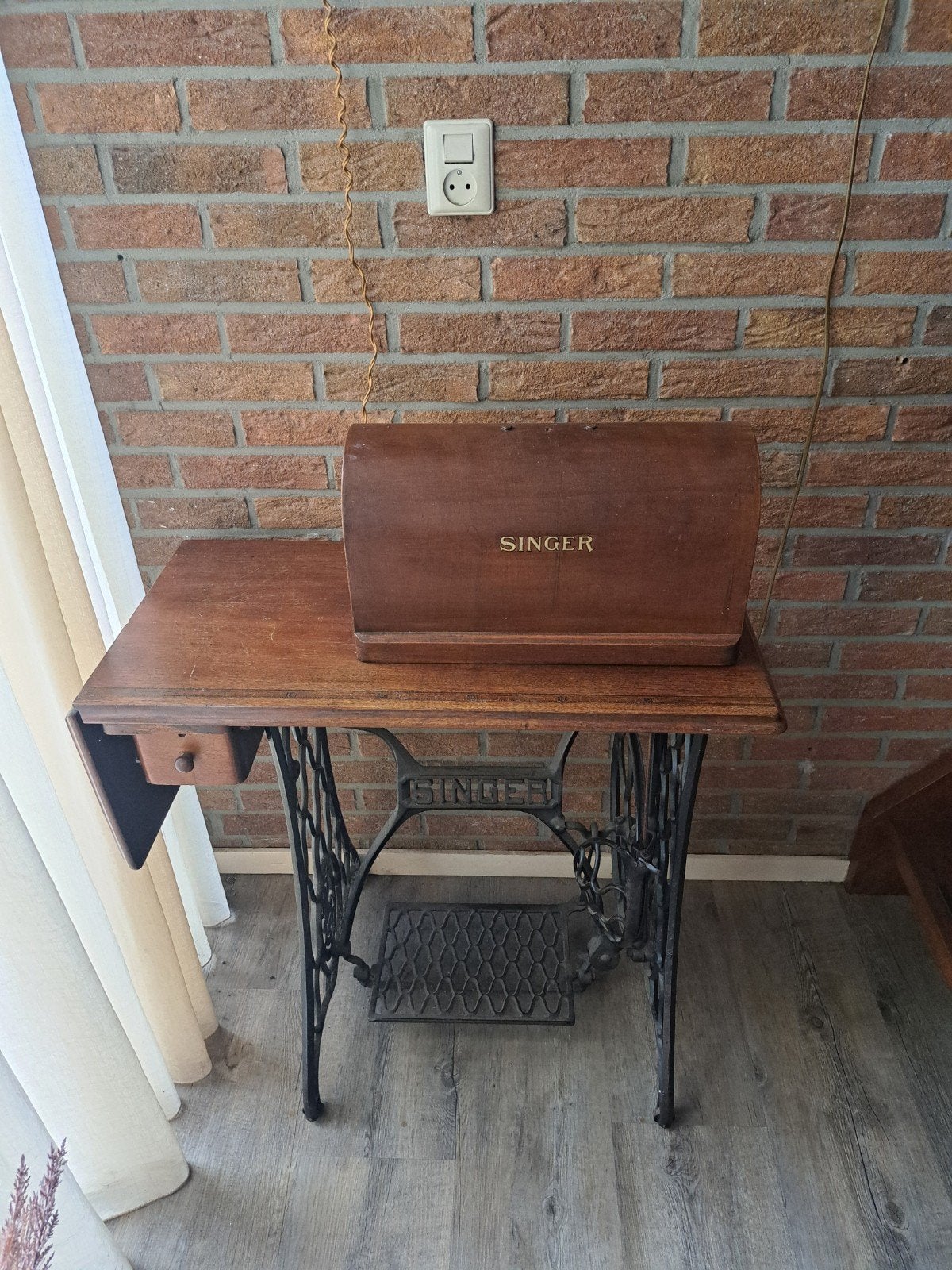 Antieke Singer Naaimachine met Tafel en Kap, Ophalen