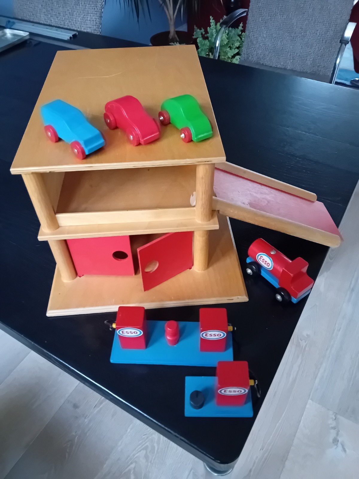 Houten parkeergarage met auto's en tankstation, Ophalen of Verzenden, Gebruikt