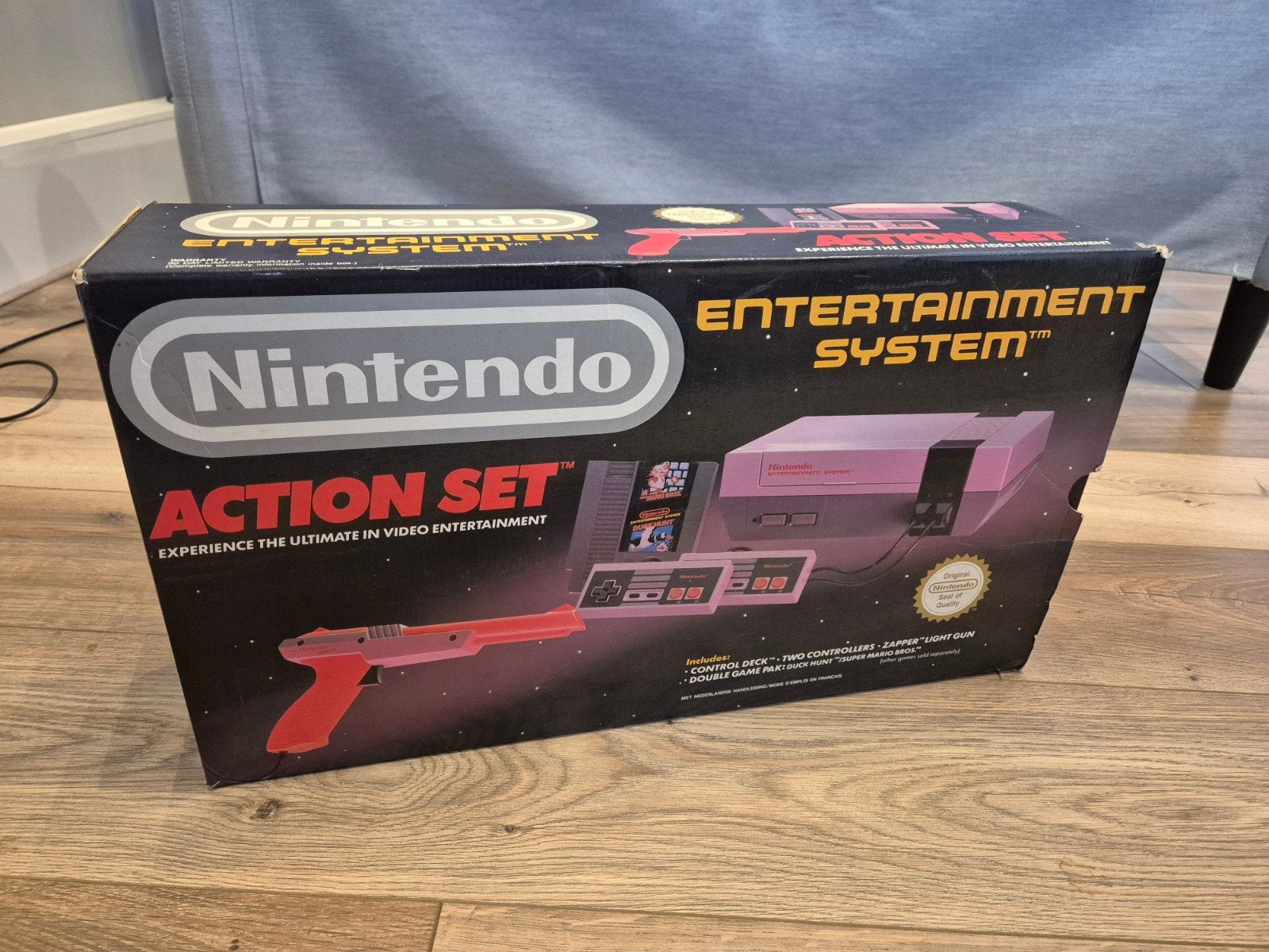 Nintendo NES Action Set - Complete in doos met Zapper, Spelcomputers en Games, Ophalen of Verzenden, Zo goed als nieuw, Met 2 controllers