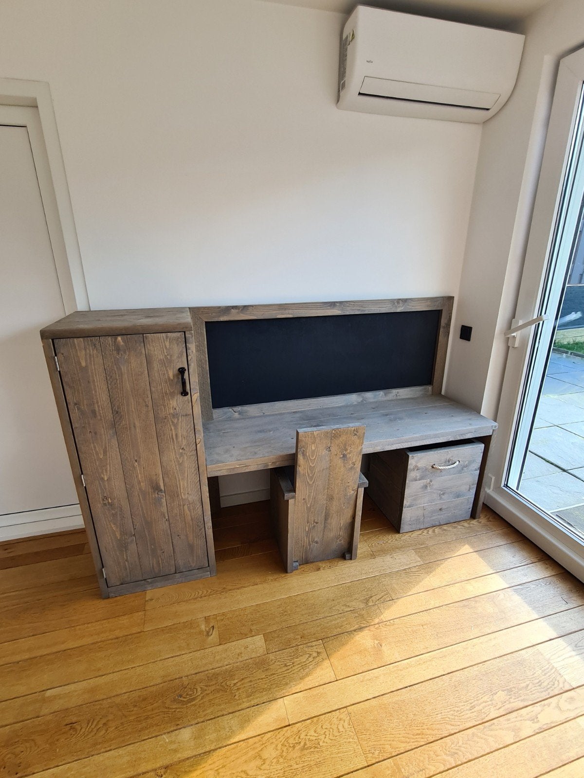 Kindermeubel met kast, krijtbord, opbergbak en stoel.