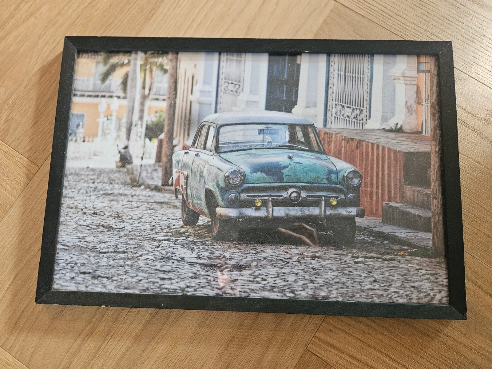 Schilderij met klassieke auto in lijst (47x32 cm), Antiek en Kunst, Ophalen, Papier/karton, Ingelijst, Voertuigen