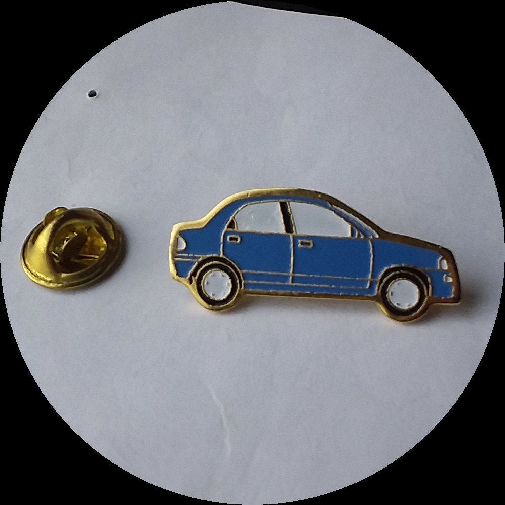 MAZDA 121 pin, blauw, Verzamelen, Speldjes, Pins en Buttons, Ophalen of Verzenden, Zo goed als nieuw, Transport, Speldje of Pin