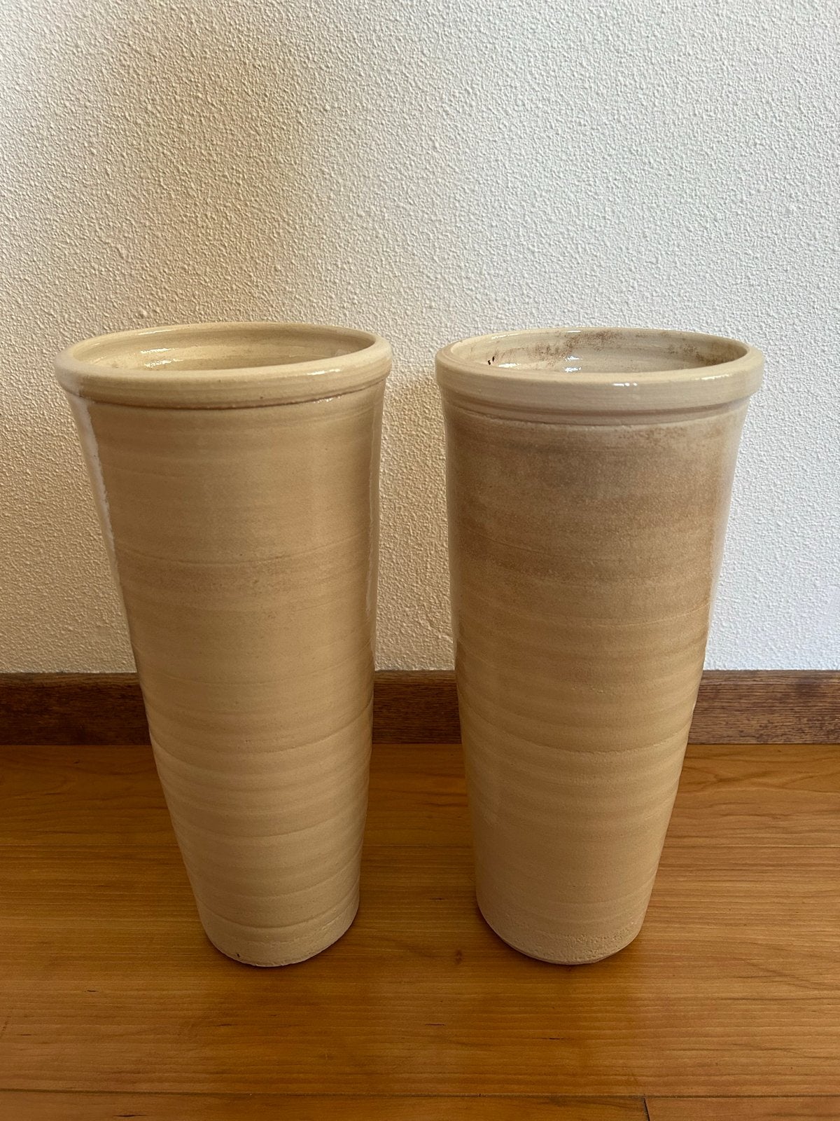 Set van 2 hoge beige aardewerk vazen - 33cm hoog, Ophalen