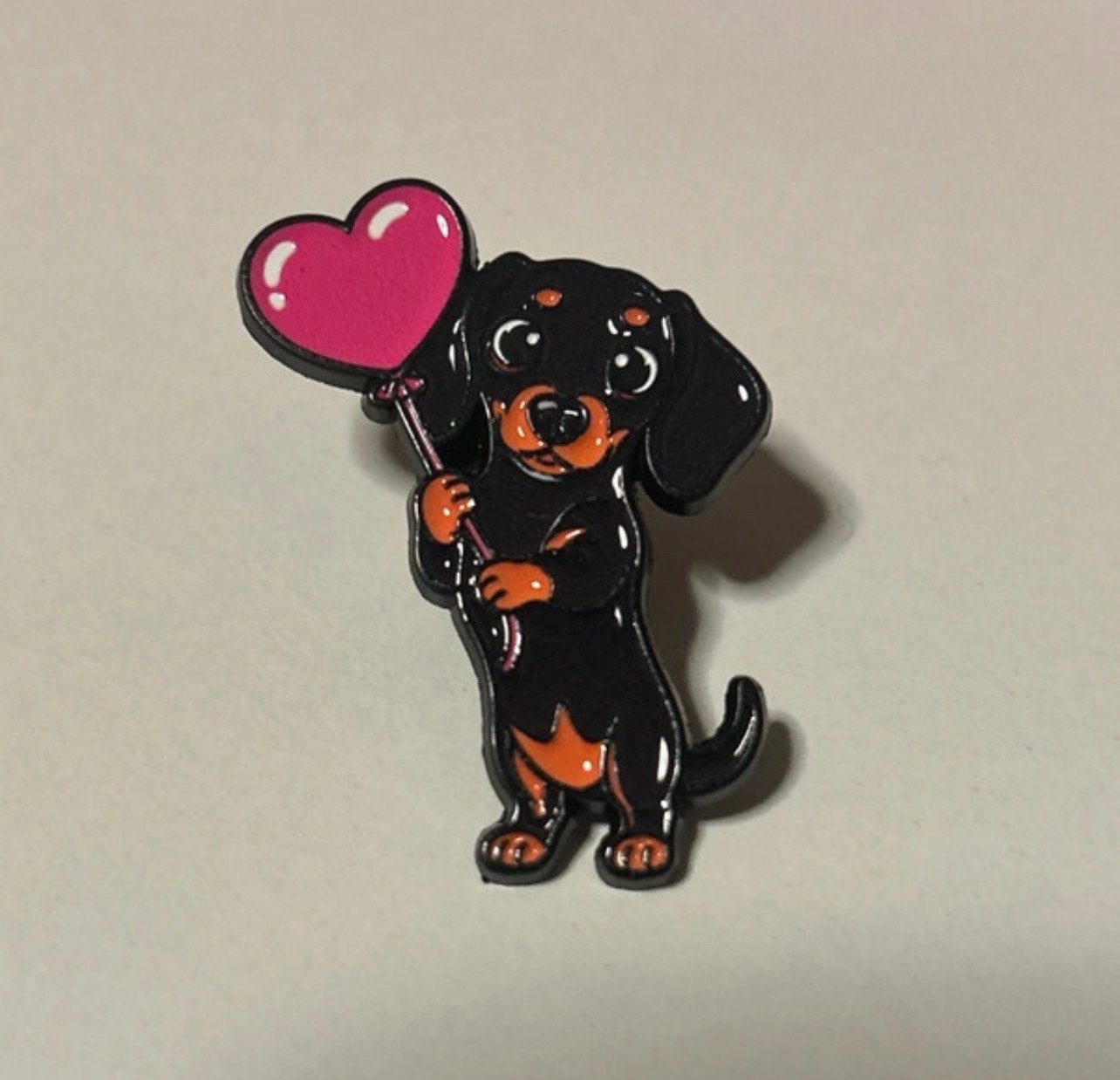 Nieuwe Teckel Pin met Hartje - Hondenliefhebber Cadeau, Verzamelen, Ophalen of Verzenden, Nieuw, Dier of Natuur, Speldje of Pin