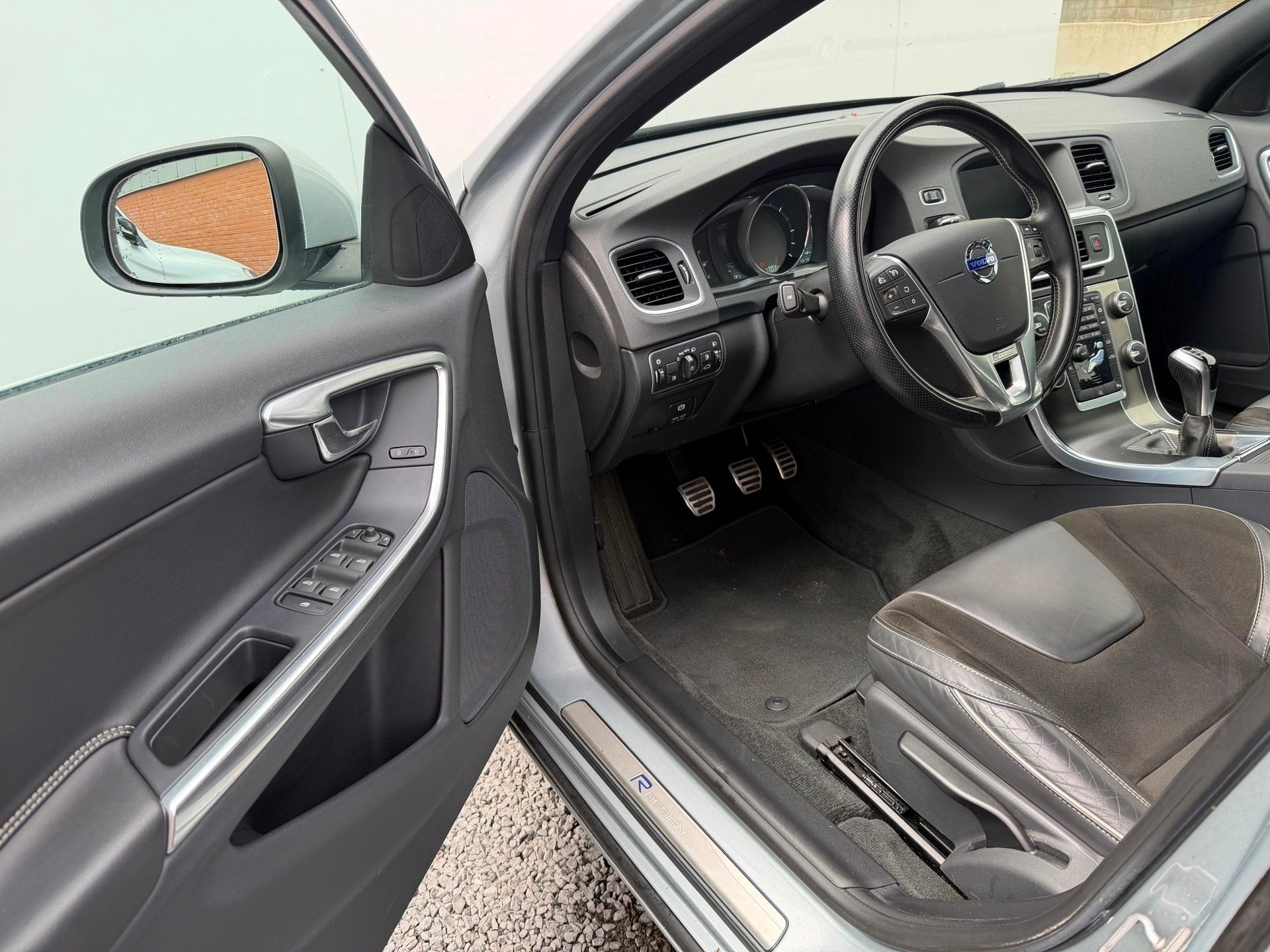 Volvo V60 2.0 D4 R-Design | 2014 |, Auto's, Voorwielaandrijving, Dealer onderhouden, 4 cilinders, Origineel Nederlands