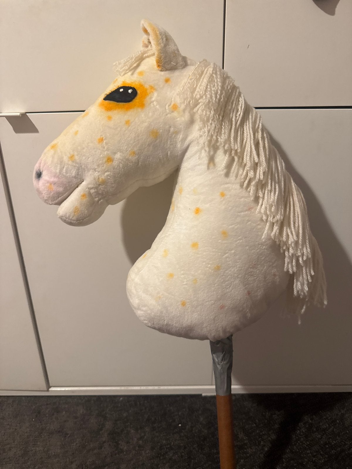 Hobby Horse met Hoofdstel  - Wit met Oranje Vlekken, Ophalen, Gebruikt, Jongen of Meisje
