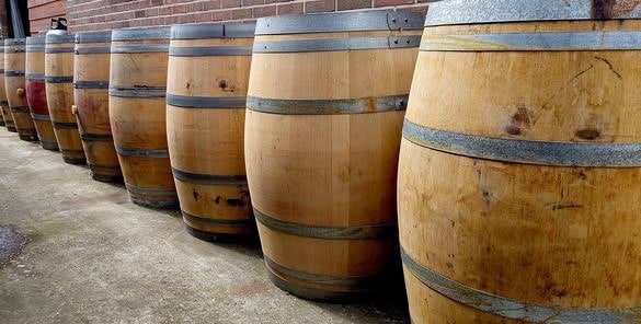 Houten regenton met pomp of kraantje, Tuin en Terras, Regentonnen, Gebruikt, Hout, 150 liter of meer, Met kraantje, Met pomp, Ophalen