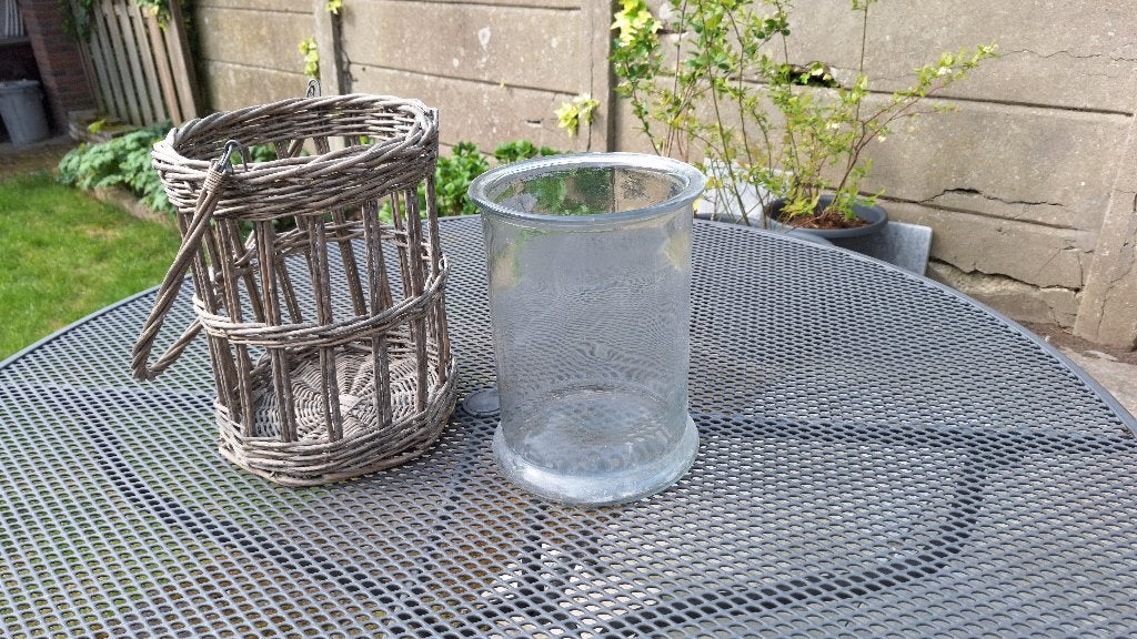 Glazen vaas in rieten mandje., Ophalen of Verzenden