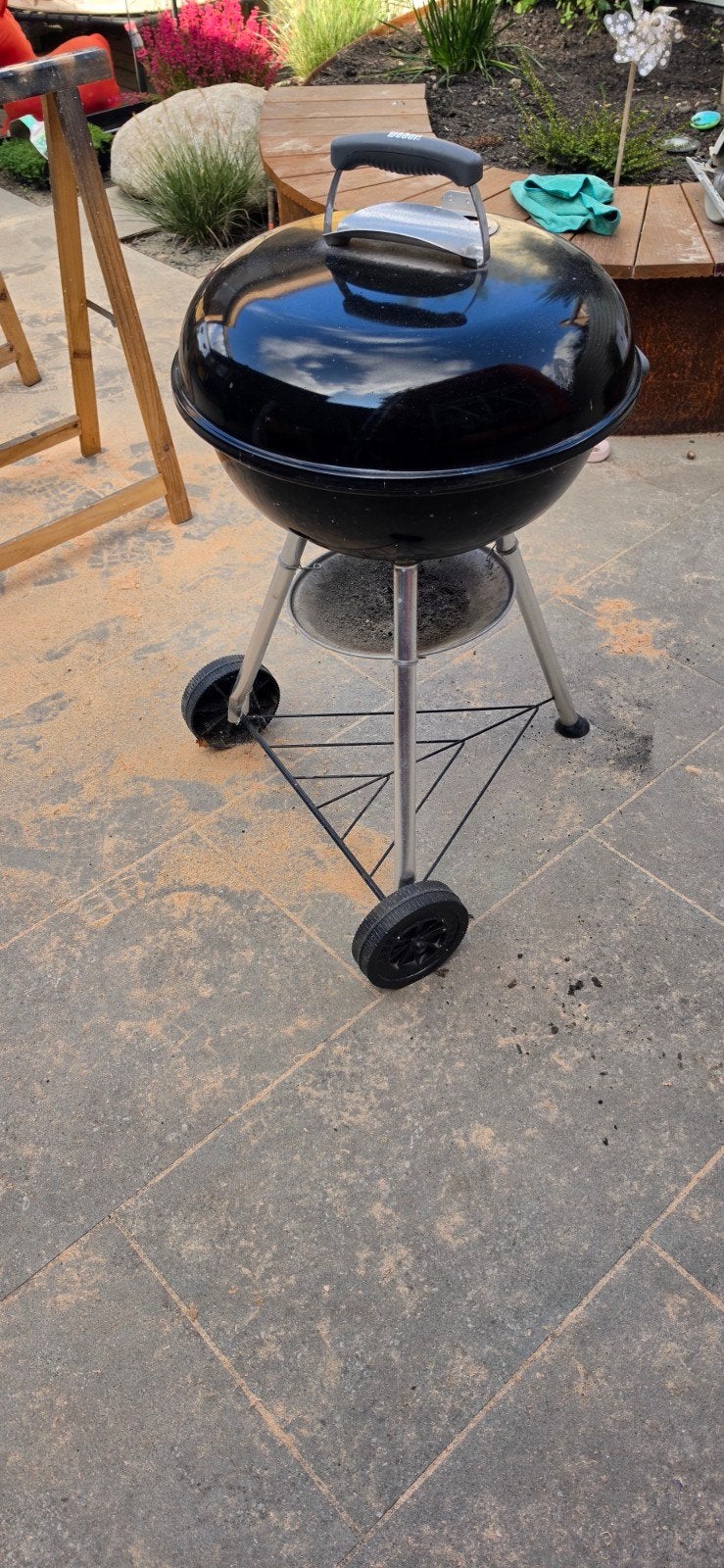 Foto 3 van Weber Compact Kettle Houtskoolbarbecue - Zwart