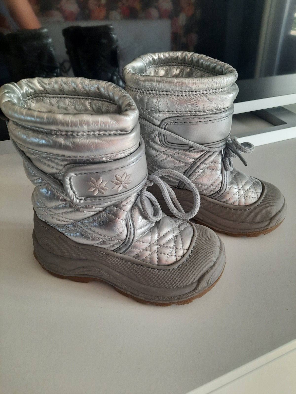 Zilvergrijze snowboots maat 25, Kinderen en Baby's, Ophalen of Verzenden, Zo goed als nieuw, Meisje, Laarzen