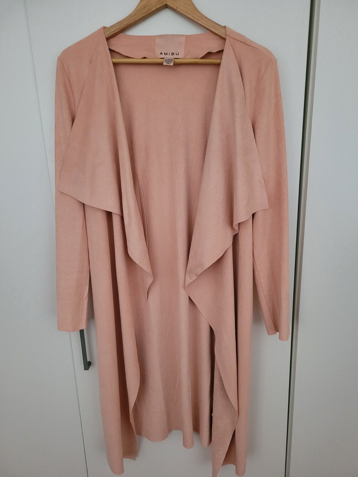 Amisu roze suède-look lange cardigan maat 38/40 (M), Maat 38/40 (M), Ophalen of Verzenden, Zo goed als nieuw, Roze