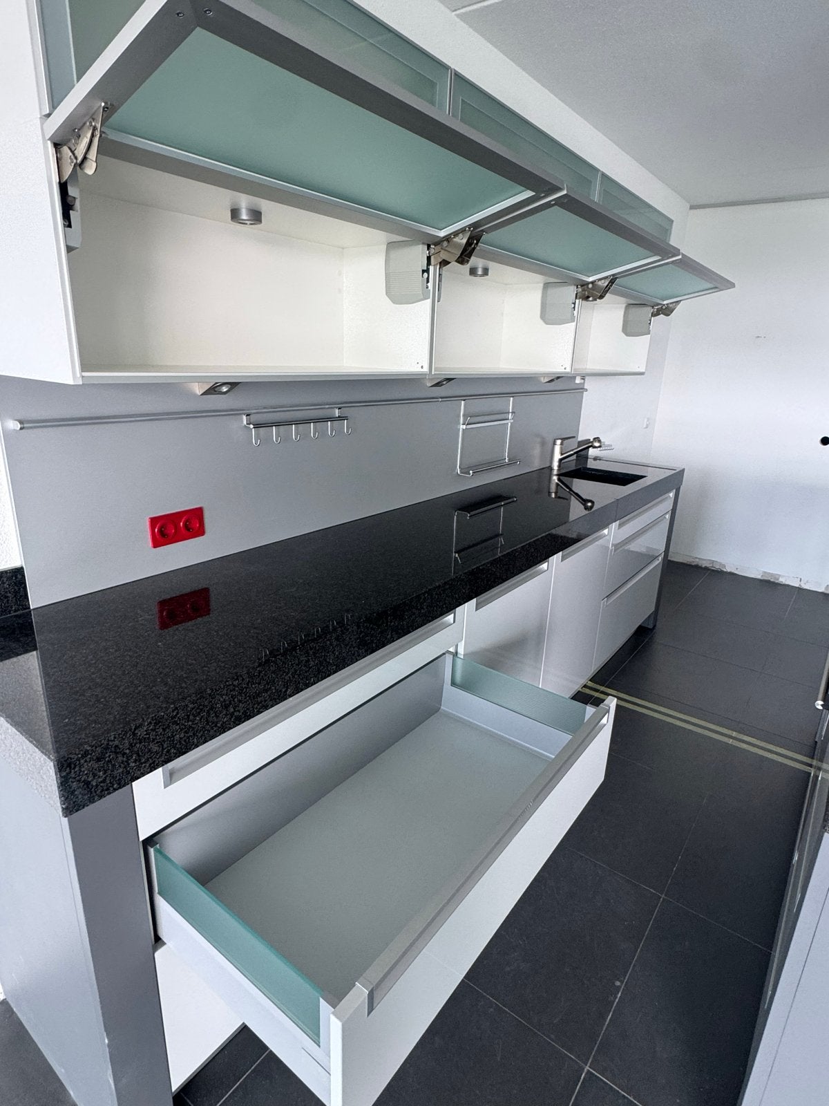 Moderne Siemens Keuken met Eiland en Inbouwapparatuur, Ophalen, Gebruikt, Wit, Graniet of Steen