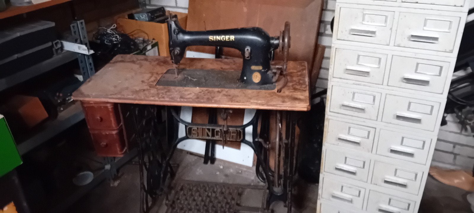 Antieke Singer naaimachine op tafel, Ophalen of Verzenden