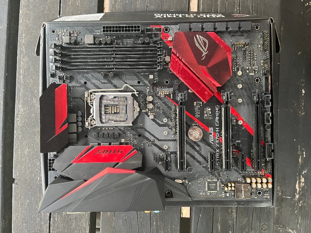 Asus ROG strix Z370- H Gaming moederbord GEBOGEN PINNEN, Computers en Software, Moederborden, Gebruikt, LGA 1151, DDR4, Ophalen of Verzenden