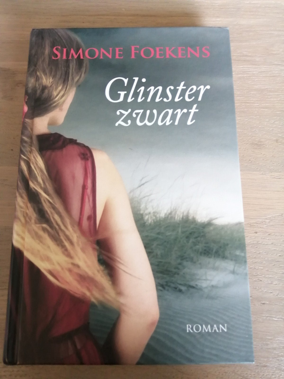 Glinster zwart - Simone Foekens (Roman), Ophalen of Verzenden, Zo goed als nieuw, Simone Foekens, Nederland