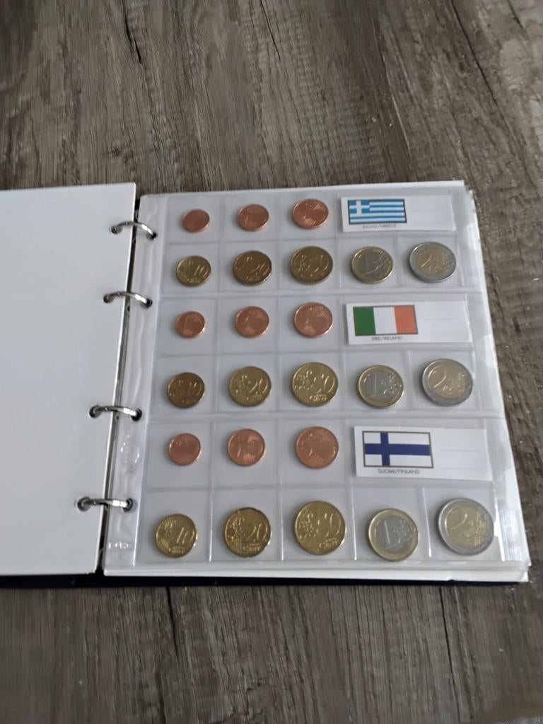 Euro munten van 21 landen in verzamelmap, Ophalen of Verzenden, Overige landen, Overige waardes