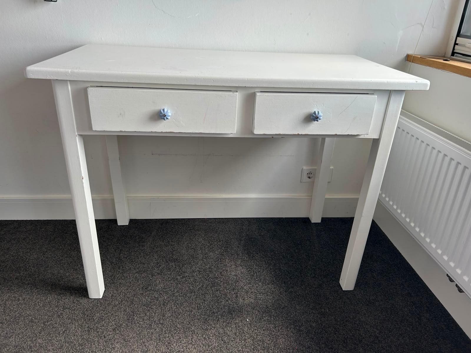 Brocante bureau. Twee lades met sierlijke bloemenknopjes, Gebruikt, 50 tot 70 cm, Ophalen of Verzenden, 100 cm of meer