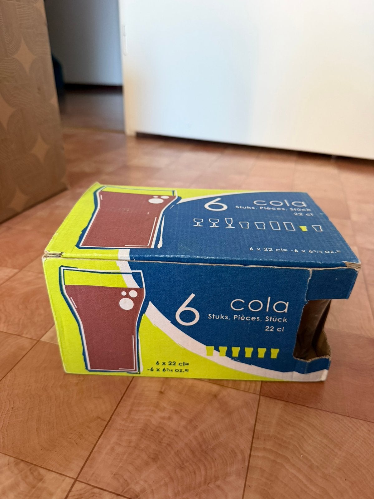 Cola Bekers, Ophalen, Doos, Minder dan 35 cm, Zo goed als nieuw